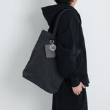 Lahir dari tas jinjing Bloom