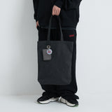 Lahir dari tas jinjing Bloom