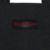 Lahir dari tas jinjing Bloom