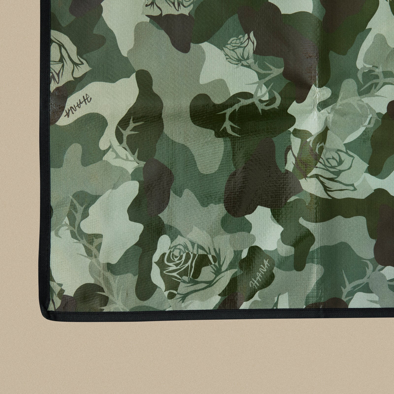 HANA Camo 5点セット　キャップ タオル Tシャツレジャーシート HANA Camo Picnic Mat【2026年9月10日(木)から順次発送予定】 – BMSG